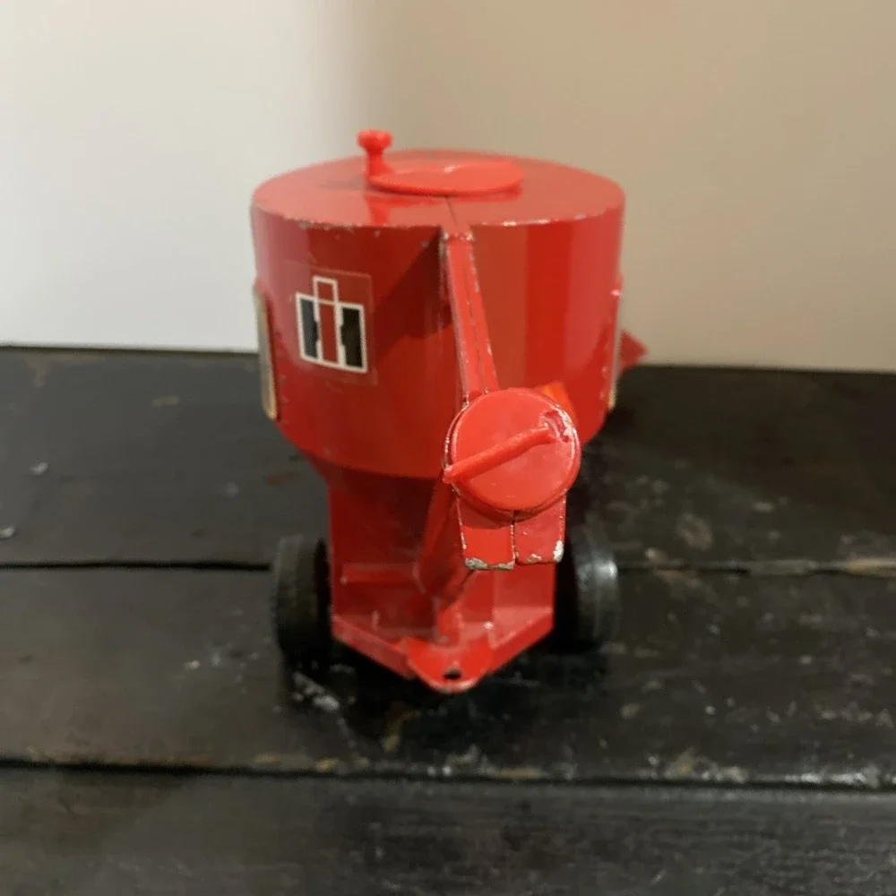 Vtg ERTL International IH Feed Grinder Mixer Mill 1/16 Farm Toy Metal
